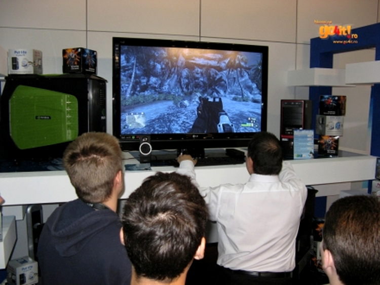 Crysis rulat pe un televizor cu plasmă la CERF 2008