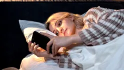 Relațiile de cuplu, afectate grav: De ce a devenit smartphone-ul principalul inamic al intimității în dormitor