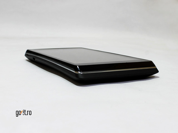 Sony Xperia L - ecranul nu pune probleme cu reflexiile obiectelor din jur, dar reţine urmele de amprente