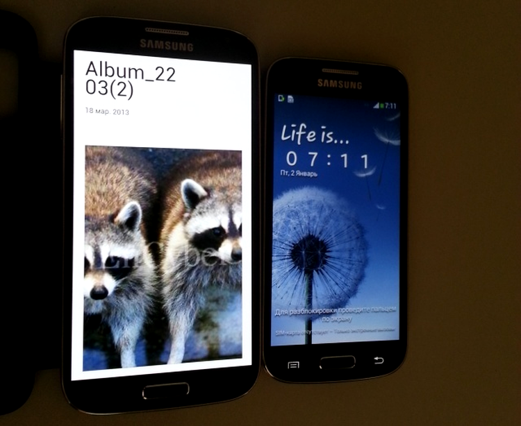 Samsung Galaxy S 4 alături de S 4 mini