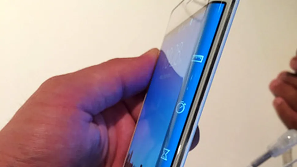 Samsung pregăteşte Galaxy S6 Edge, un nou smartphone cu ecran curbat