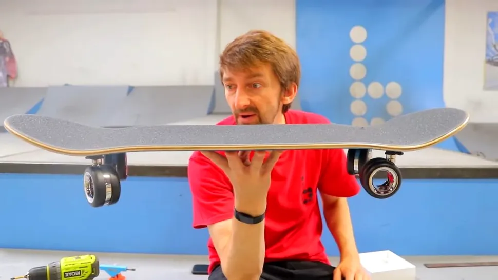 Cat de bune sunt rotilele Apple de 700$ pe un skateboard. VIDEO