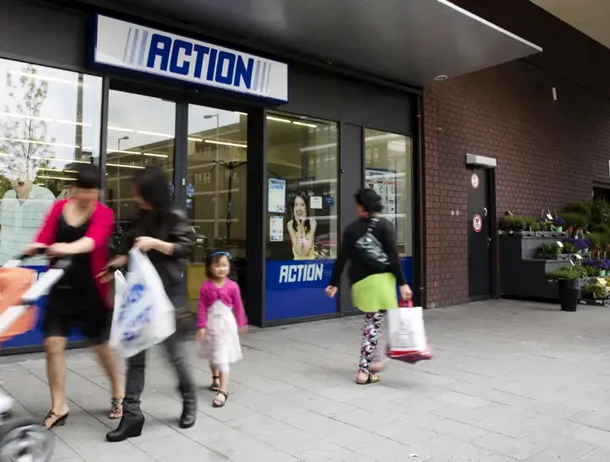 Ce gadgeturi sunt disponibile în magazinele Action: căști wireless cu reducere zgomot la 77 de lei sau încărcător multiplu cu 8 porturi la 52 de lei