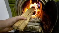 Regulă pentru românii care se încălzesc în casă cu sobă pe lemne sau gaz. Ce trebuie să facă neapărat când vine frigul
