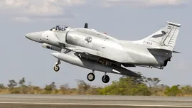 O legendă este retrasă din serviciu: A-4 Skyhawk, avionul care a scufundat un distrugător britanic în Falklands, înlocuit de F-16