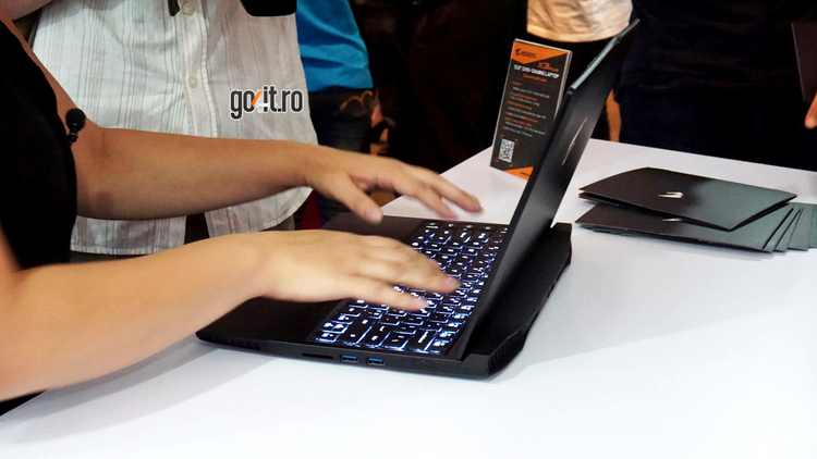 Gigabyte Aorus X3 Plus - tastatura iluminată