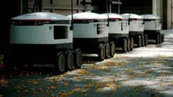 Profesoară pensionară de 78 de ani, arestată pentru că a blocat un robot de livrări