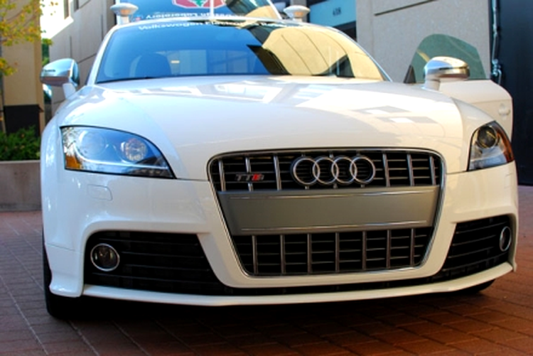 Audi TTS - maşina care se conduce singură cu 210 km/h