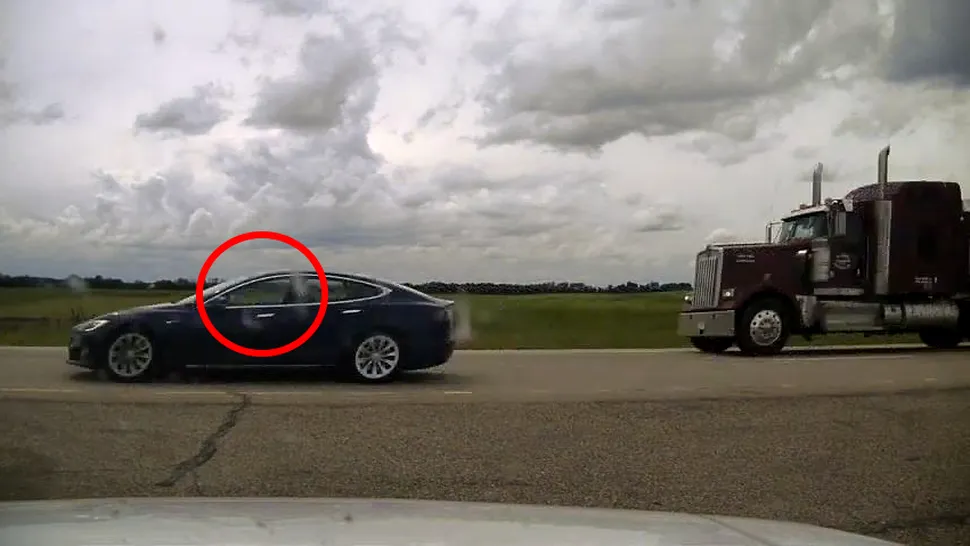 Un șofer de Tesla a adormit la volan la 150 km/h cu sistemul Autopilot activ