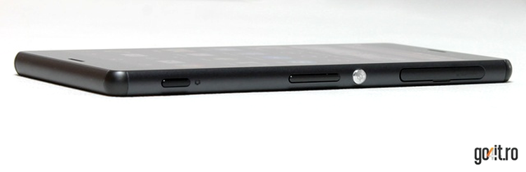Sony Xperia Z3: emblematicul buton rotund Power/Lock şi butoanele pentru volum audio şi cameră