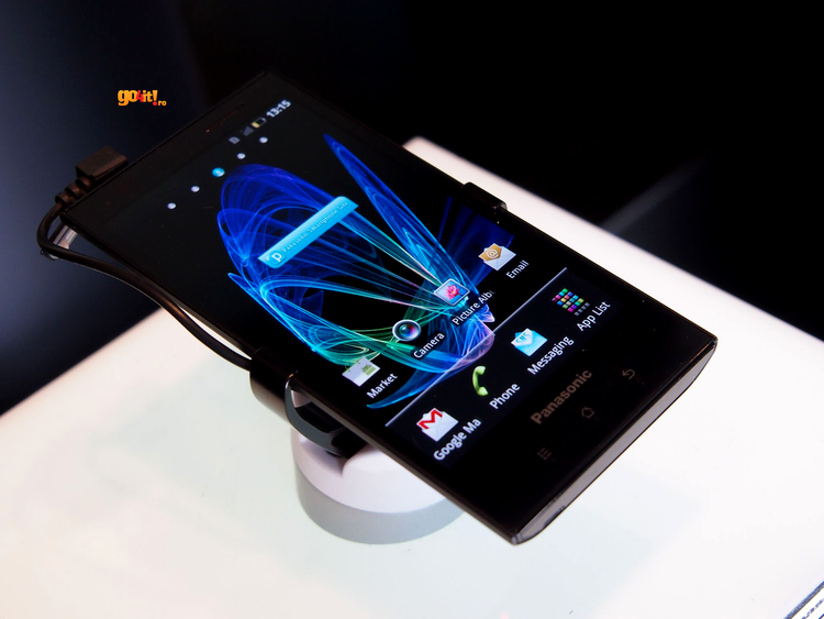 Panasonic Eluga - smartphone rezistent la apă