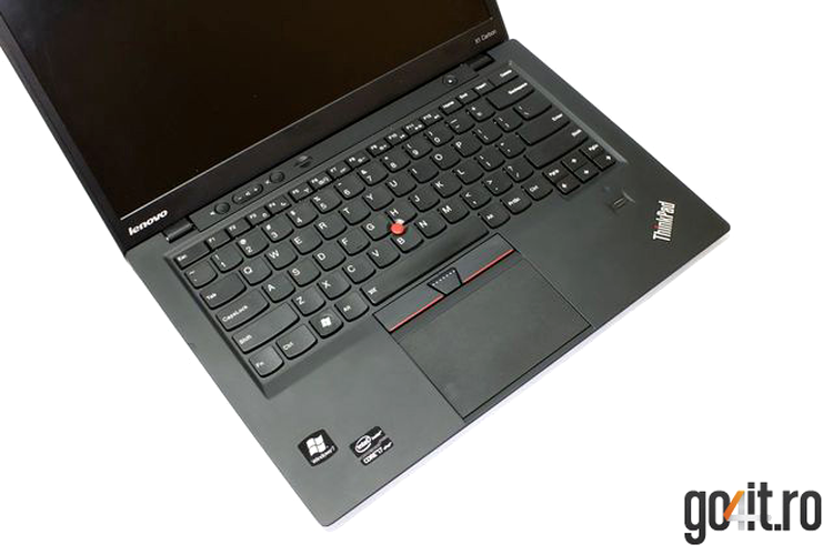 Tastatură spill-proof iluminată, touchpad generos şi celebrul trackpoint