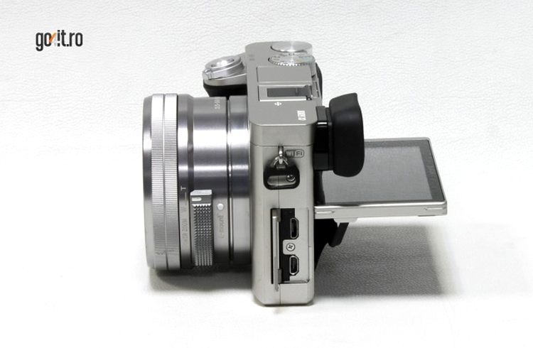 Sony a6000 - conectorii laterali şi ecranul rabatat
