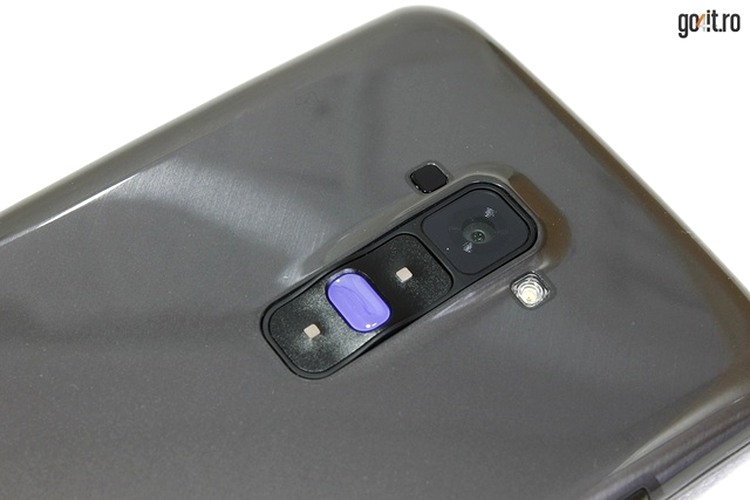 LG G Flex - blocul de taste Rear Key este mai bine proiectat decât la G2