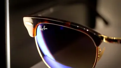 Facebook se aliază cu brandul Ray-Ban pentru un nou produs smart glass bazat pe realitate augmentată
