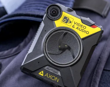 VIDEO | Momentul în care un șofer îi oferă bani „de un suc” unui polițist de la rutieră, surprins de bodycam-ul agentului