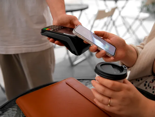 Tranzacții instant prin apropierea telefonului: CEC Bank lansează transferurile RoPay prin NFC