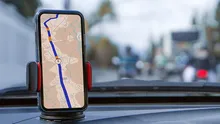 Navigația digitală, utilă sau periculoasă? Un autobuz a intrat într-un limitator de înălțime din cauza aplicației Waze – FOTO