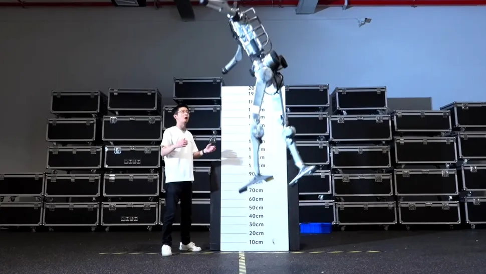 Video - Robotul chinezesc „Superman” aleargă cu 45 km/h și sare doi metri de pe loc. Prototipul, construit în doar trei luni