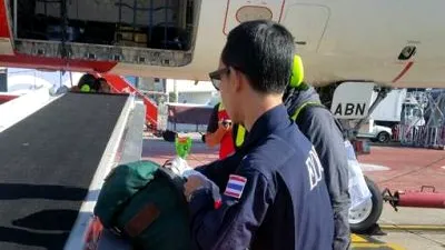 Pasagerii unui zbor au fost evacuaţi după ce s-au auzit vibraţii în cala avionului