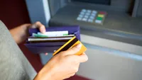 Anunț de la bancă pentru cei cu card. NU va mai putea fi folosit. Se vor face plăți doar numerar