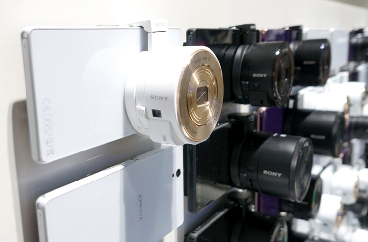 Modelul DSC-QX10 va fi disponibil şi cu carcasă albă