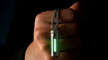 Un breloc din titan de 45 mm luminează 25 de ani fără baterii prin fizica materialelor