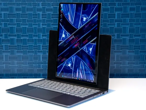 Lenovo a prezentat un laptop cu ecran rotativ și un suport inteligent