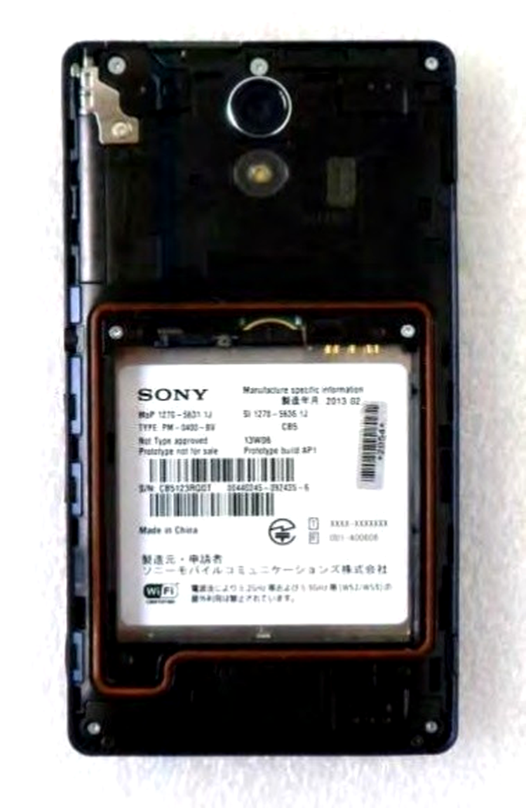 Sony Xperia UL - compartimentul pentru baterie