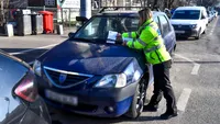 Codul Rutier îi sancționează pe șoferii care parchează astfel. Nu scapă doar cu amendă
