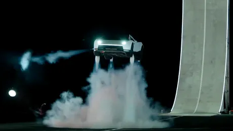 VIDEO: Noul Tesla Roadster sfidează gravitația, dar producția este amânată până în 2028