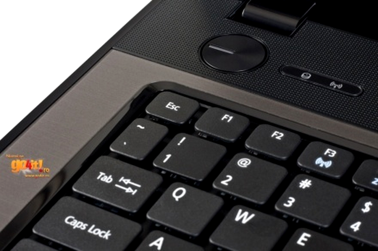 Acer 7552 - butonul de pornire integrat în grila de sub ecran