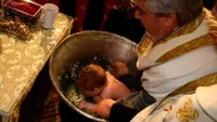 Fetiță de 8 luni, botezată cu apă cu dezinfectant. Nașul a simțit o arsură pe mână