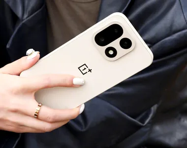 OnePlus 15 – specificațiile hardware și fotografiile oficiale “scapă” pe Internet înainte de lansare
