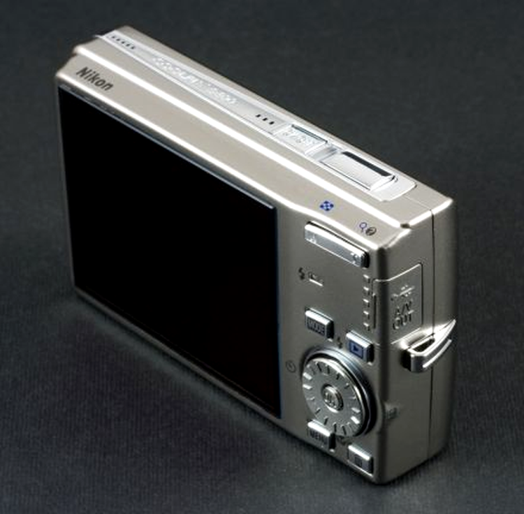 Nikon S600 – butonul de pornire şi declanşatorul