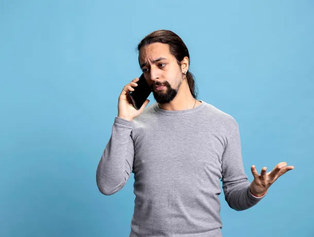 Val de fraude prin apeluri telefonice false: Cum funcționează metoda „Vishing” și recomandările Poliției Române