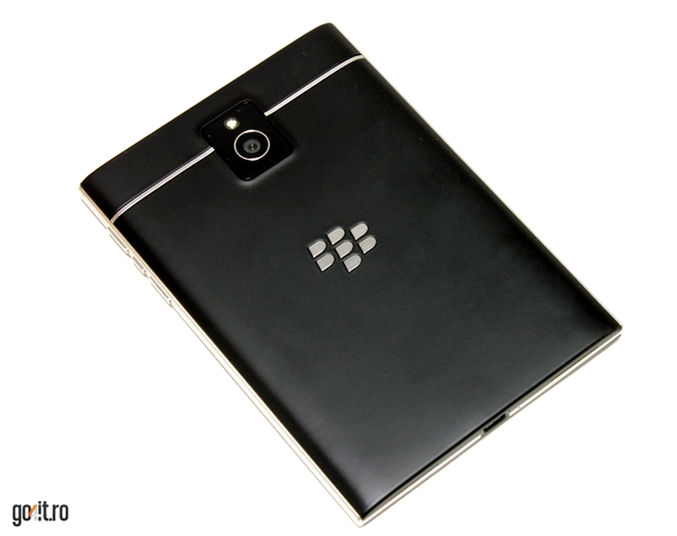 BlackBerry Passport: un design elegant şi simplu
