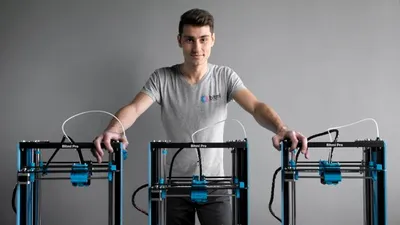 Cum a ajuns copilul care „strica toate obiectele pe care punea mâna” să construiască imprimante 3D „made in Romania”, la Iaşi. Ce poţi face cu ele şi cât costă consumabilele