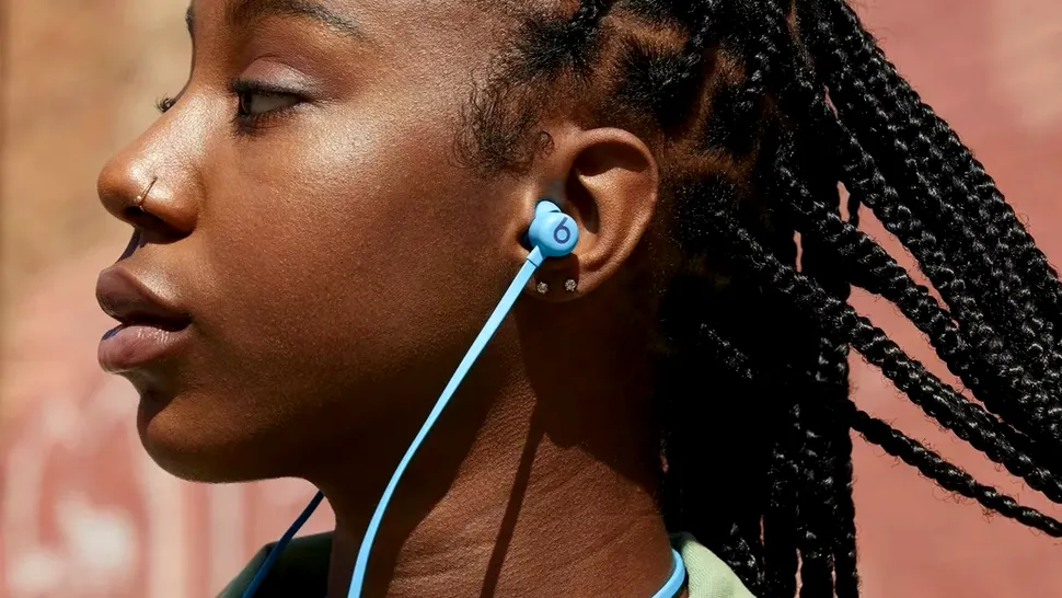 Apple lansează Beats Flex, căști de 50 de dolari cu tehnologie AirPods integrată
