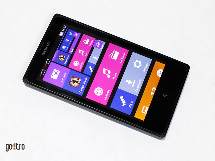 Nokia X - ecran IPS de 4 inch