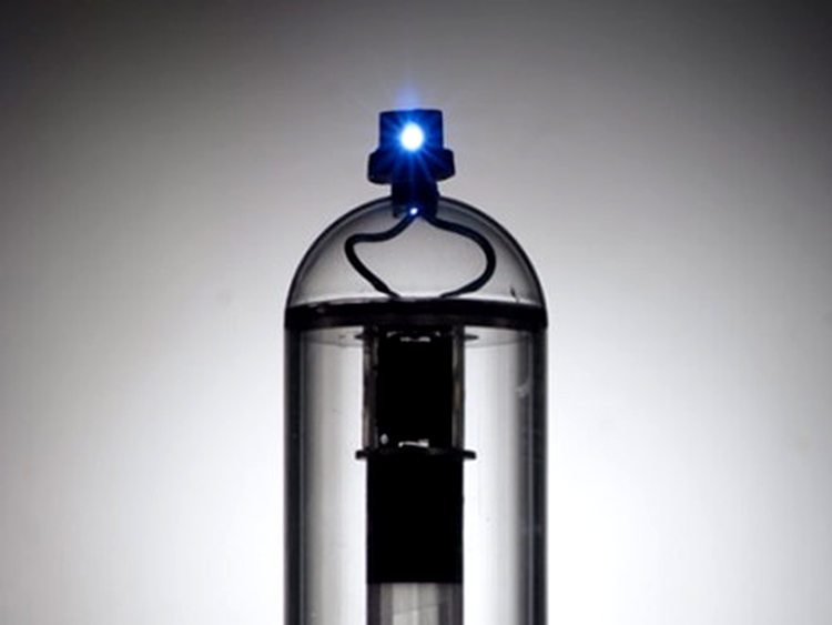 LED-ul poate fi înlocuit cu unul de altă culoare