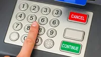 Avertisment pentru cei care scot bani de la bancomat. Butonul pe care trebuie să-l apăsați obligatoriu după recuperarea cardului