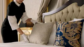 Poliția spaniolă a arestat un hacker care rezerva camere de lux cu un cent. Cum a reușit?