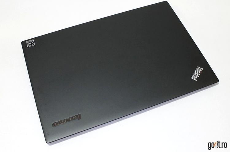 Lenovo X1 Carbon: design simplu fără prea multe detalii