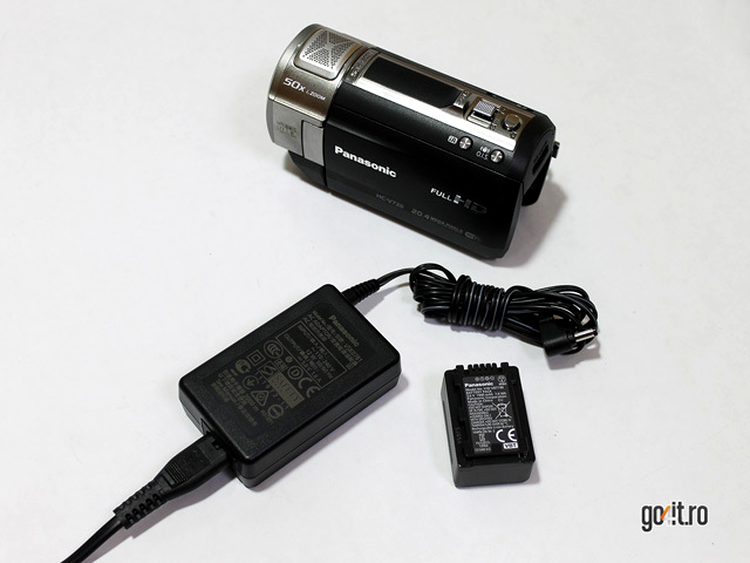 Panasonic HC-V720 - adaptorul AC şi acumulatorul detaşabil