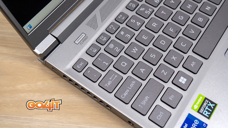 Acer Predator Triton 300 SE detail keyboard