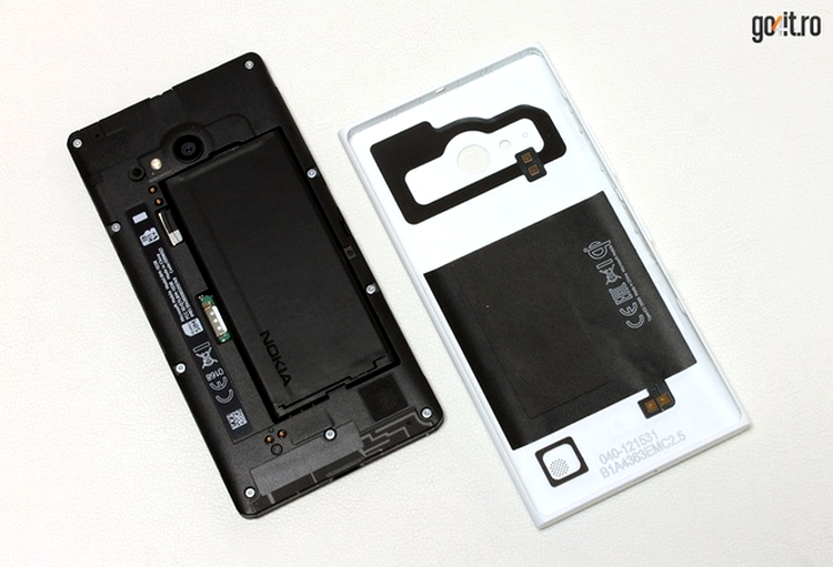 Nokia Lumia 735: Nano SIM, MicroSD, NFC şi încărcare wireless Qi