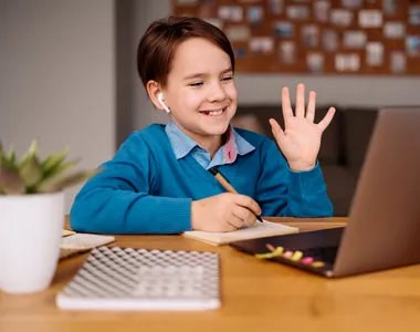 Marea Britanie vrea să introducă tutori cu inteligență artificială pentru copiii din medii defavorizate
