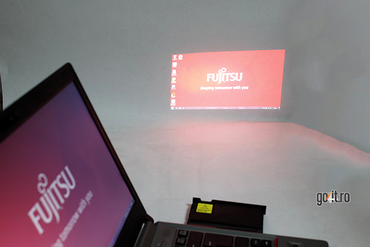 Fujitsu Lifebook E733 - videoproiectorul încorporat