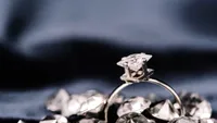 BANCUL ZILEI. Bulă îi face cadou iubitei un inel cu un diamant uriaș: - Scrie Made in China pe el